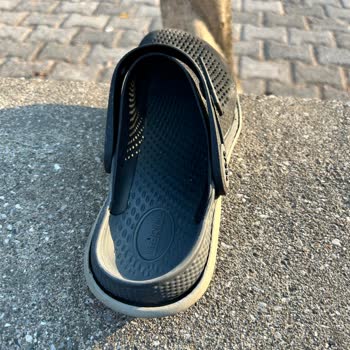 Crocs Erkek Terliğinde Erken Bozulma Ve Yapıştırıcı Sızıntısı Nedeniyle Değişim Talebi