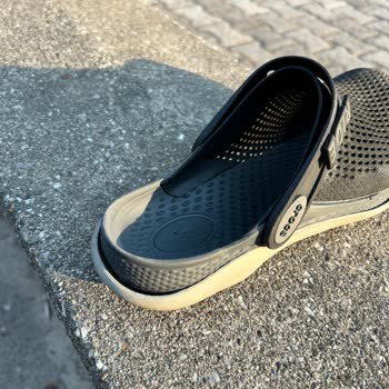 Crocs Erkek Terliğinde Erken Bozulma Ve Yapıştırıcı Sızıntısı Nedeniyle Değişim Talebi