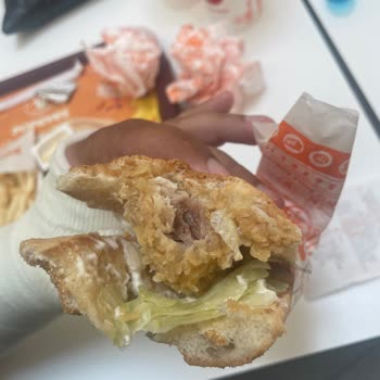 Popeyes’te Çiğ Tavuk Burgeri: Gıda Güvenliği Riski