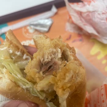 Popeyes’te Çiğ Tavuk Burgeri: Gıda Güvenliği Riski