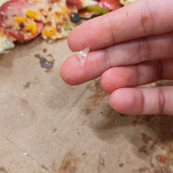 Domino's Pizza’da Şeffaf Plastik Parça Bulunması Sağlık Endişesine Yol Açtı