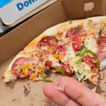 Domino's Pizza’da Şeffaf Plastik Parça Bulunması Sağlık Endişesine Yol Açtı