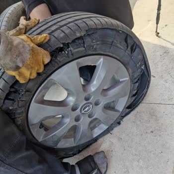 Opel Combo Araçta Nexen Lastiğin Ani Parçalanması ve Müşteri Hizmetlerinden Destek Alamama