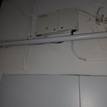 Açıkta Kalan Kablolar Ve Hasarlı Bağlantı Kutusu Güvenlik Riski Oluşturuyor