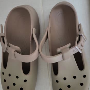 Crocs Mary Jane Owner Requests Model Exchange After Workplace Foot Injury