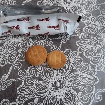 Büyük Ve Küçük Bisküviler Tek Pakette Boyut Farklılığı