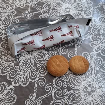 Büyük Ve Küçük Bisküviler Tek Pakette Boyut Farklılığı