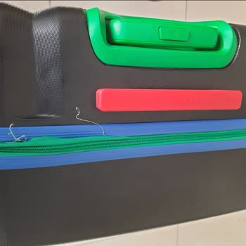 Benetton Valizinin Fermuarı İlk Kullanımda Patladı Ve Üretim Hatası