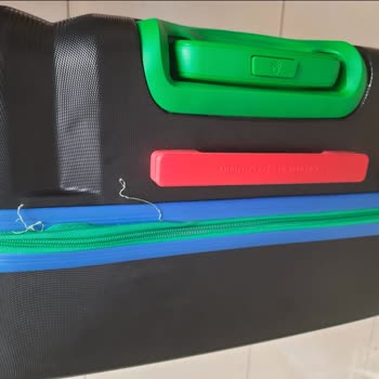 Benetton Valizinin Fermuarı İlk Kullanımda Patladı Ve Üretim Hatası