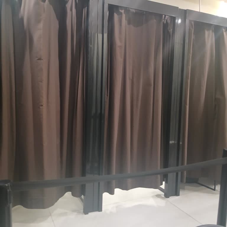 Zara Mağazasında Soyunma Kabinlerinin Yarısının Kapatılması Müşteri Deneyimini Bozuyor