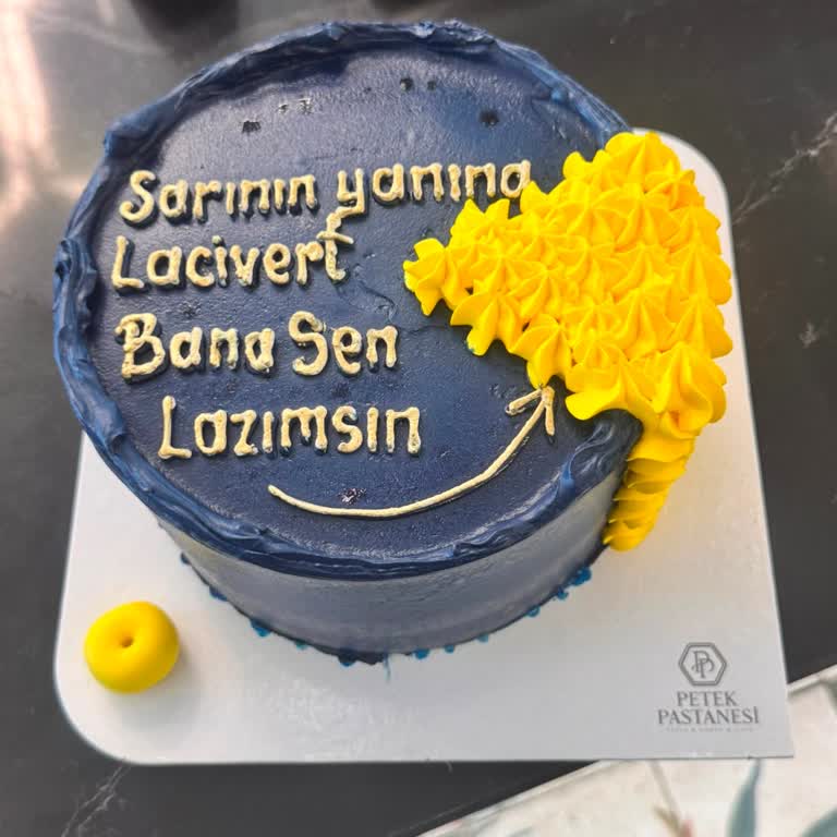 Petek Pastanesi Pastasındaki Gıda Boyası Nedeniyle Karın Ağrısı Ve Mavi Renkli Tuvalet Sorunu
