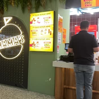 Görseldeki Tavuk Burger Yerine Tavuk Köfte Ve Kaba Üslup