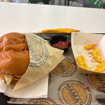 Görseldeki Tavuk Burger Yerine Tavuk Köfte Ve Kaba Üslup
