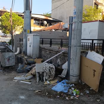 Bayraklı'da Çocuk Parkı Çöp Çöplüğüne Dönüştü, Kaydırak Kırıldı
