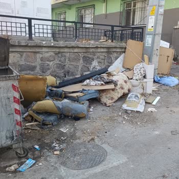 Bayraklı'da Çocuk Parkı Çöp Çöplüğüne Dönüştü, Kaydırak Kırıldı
