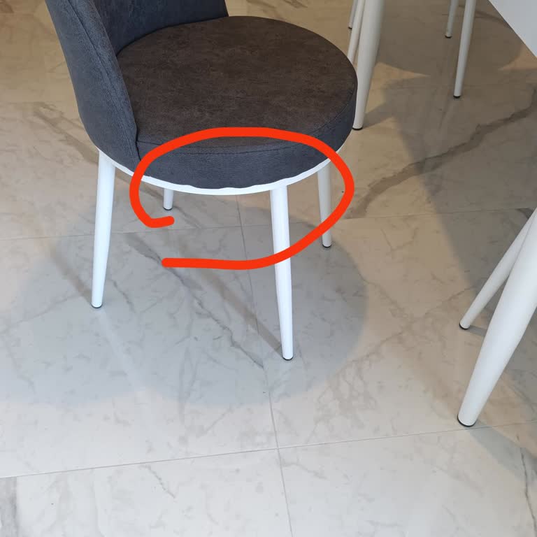 Ayıplı Sandalyeler Ve Cevapsız İletişim