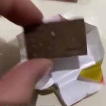 Eti Çikolata Tadı Değişik Ve Üstünde Küf Gibi Şeyler Var