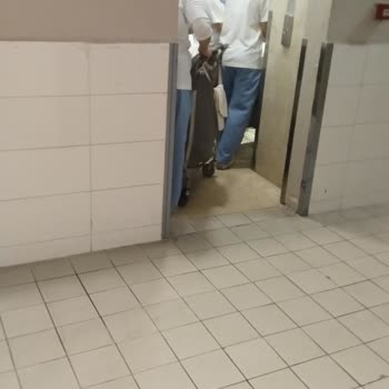 Standart Oda Aldım Lobi Altına Sıkıştırılmış Gürültülü Ve Elektrik Kesintili Oda