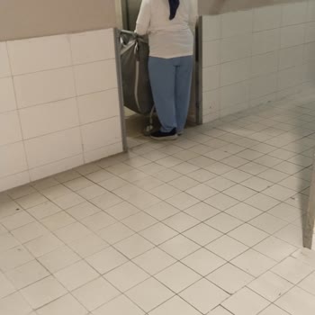 Standart Oda Aldım Lobi Altına Sıkıştırılmış Gürültülü Ve Elektrik Kesintili Oda