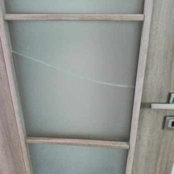 TOKİ Dairenin Cam Paneli Kırıldı, Çocuk Güvenliği Tehlikede