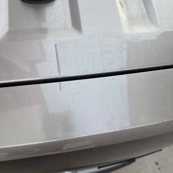 AVM Otoparkındaki Havalandırma Hatası Araç Tavanını Çizdi