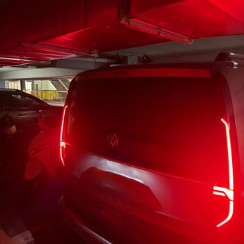 AVM Otoparkındaki Havalandırma Hatası Araç Tavanını Çizdi