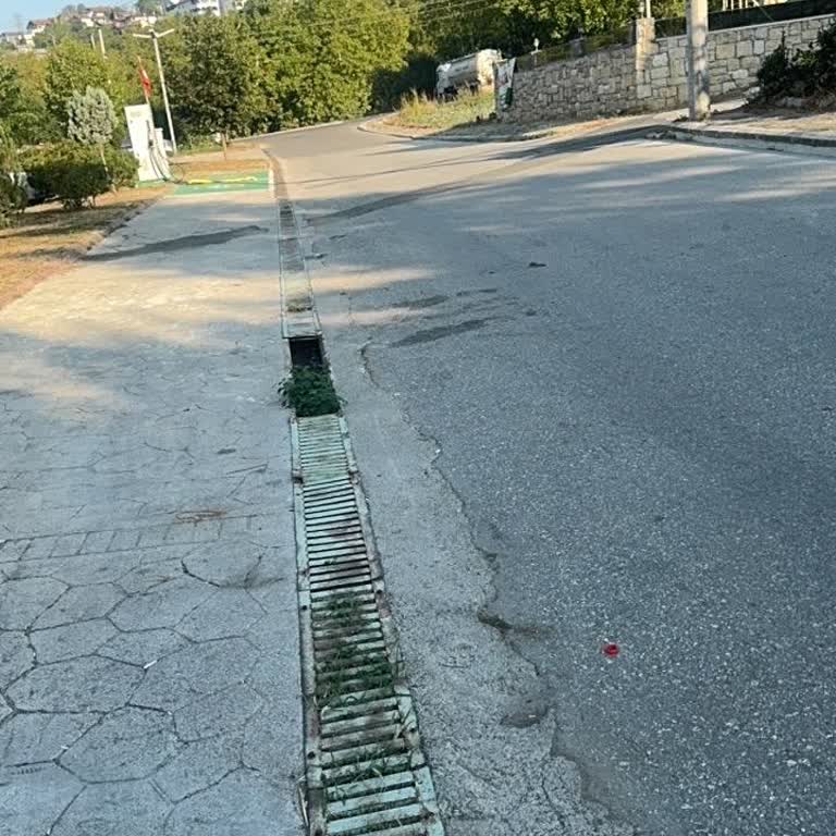 Serdivan'da Kırık Su Gideri Izgarası Yayalar İçin Ciddi Tehlike