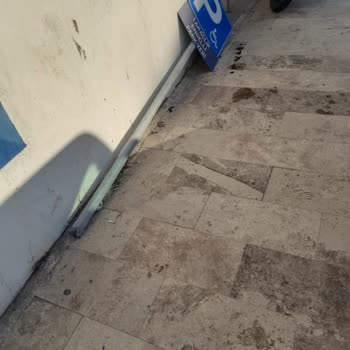 Gümbet Caddesindeki Kırık Kaldırımlar Ve Engelli Levhası Sorunu Çözülmedi