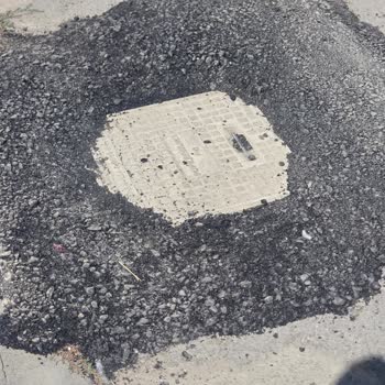 Sincan Belediyesi Akşemsettin Mahallesi Pehlivan Sokakta Bozuk Asfalt Ve Rögar Kapakları Çukurları