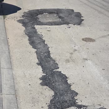 Sincan Belediyesi Akşemsettin Mahallesi Pehlivan Sokakta Bozuk Asfalt Ve Rögar Kapakları Çukurları