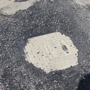 Sincan Belediyesi Akşemsettin Mahallesi Pehlivan Sokakta Bozuk Asfalt Ve Rögar Kapakları Çukurları