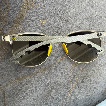 Rayban Ferrari Gözlüğünün Yan Plastik Parçaları Çözülüyor Ve Değişim Talep Ediyorum