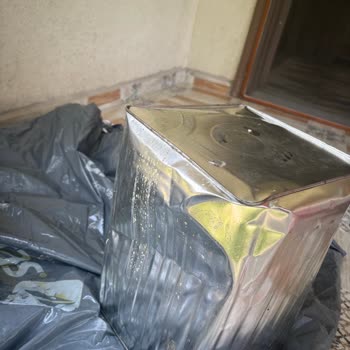 Aras Kargo’da Ev Yapımı Yağın Tenekesi Ezildi Ve Döküldü