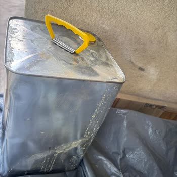 Aras Kargo’da Ev Yapımı Yağın Tenekesi Ezildi Ve Döküldü