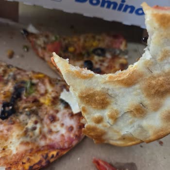 Pizza İçinde Uzun Siyah Saç Bulunması