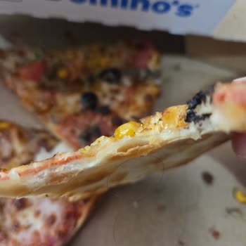 Pizza İçinde Uzun Siyah Saç Bulunması