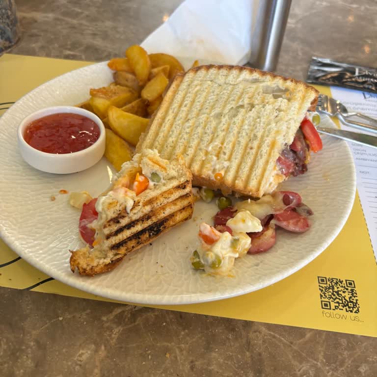 Yanlış Salamlı Tost Ve Yavaş Servis Mağduriyeti