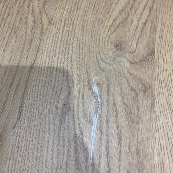 Teslim Edilen Masada Çizik Ve Sandalyelerde Kirlenme, Çözüm Bulunamıyor