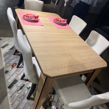Teslim Edilen Masada Çizik Ve Sandalyelerde Kirlenme, Çözüm Bulunamıyor