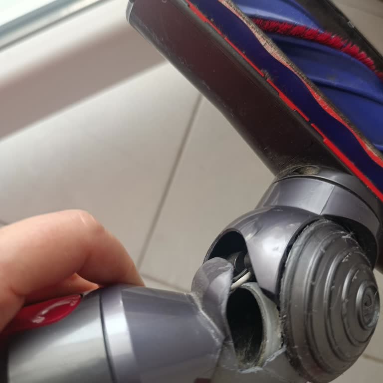 Dyson V11 Süpürge Başlığı Normal Kullanımda Kırıldı, Garanti Değişimi Talebi