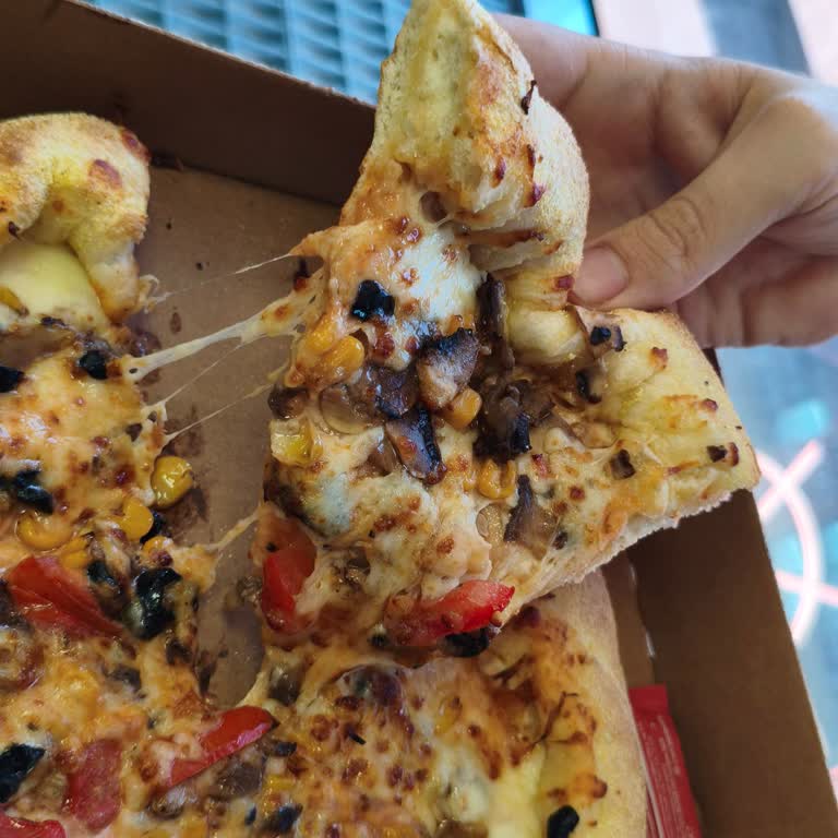 Vegi Pizzada Biber Ve Ekstra Peynir Eksikliği, Yanlış Kişiye Teslimat