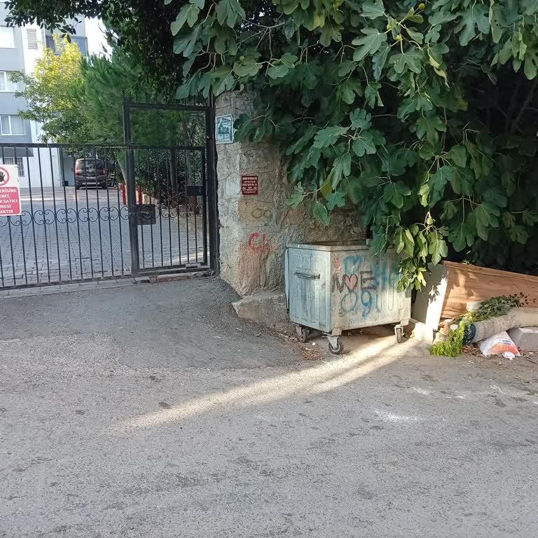 Üretenler Sitesi Girişindeki Çöp Kutusundan Ağır Koku Ve Sinek Sorunu Çözülmedi