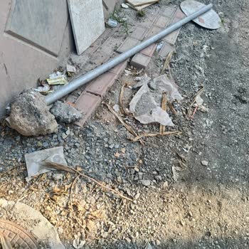 Kazı Sonrası Asfalt Eksikliği Sokakta Toz Ve Çamur Sorununu Yaratıyor