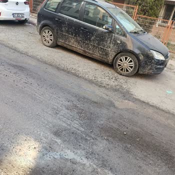 Kazı Sonrası Asfalt Eksikliği Sokakta Toz Ve Çamur Sorununu Yaratıyor