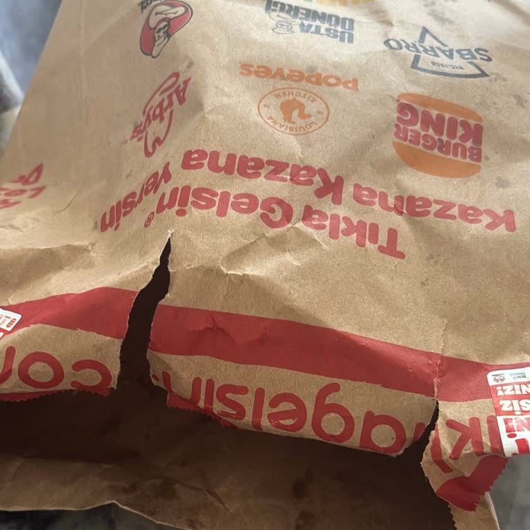 Tıkla Gelsin Üzerinden Gelen Siparişte Yırtık Poşet Ve Eksik Hamburgerler