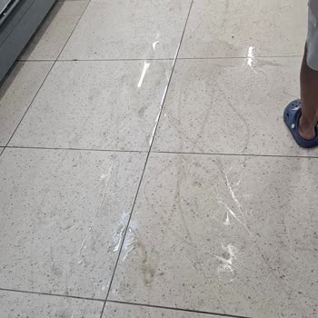 İstanbul Soğanlık Şubesinde Su Birikintisi Çocuğumu Düşürdü, Personel Umursamaz Davrandı