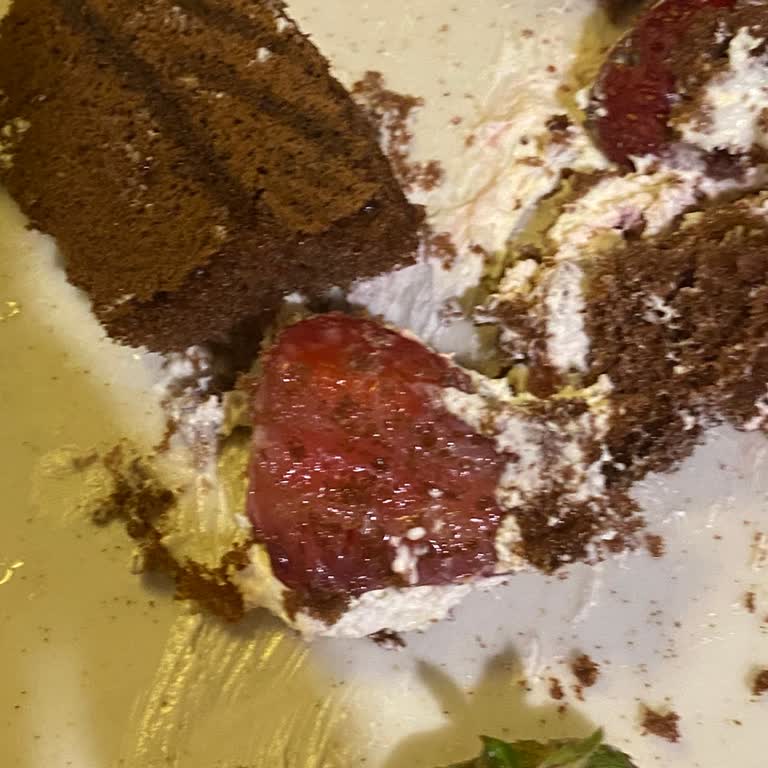 Doğum Günü Pastasında Bozulmuş Çilek Ve Kuru Kek
