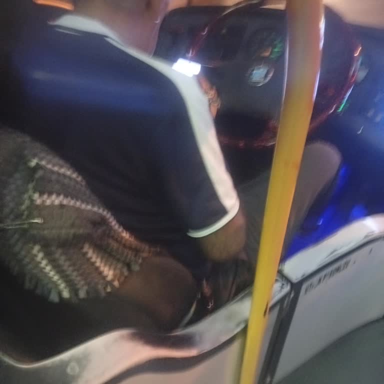 Şoförün Telefonla Sürüşü Ve Yolcuya Karşı Saygısız Davranışı Şikayet Edildi