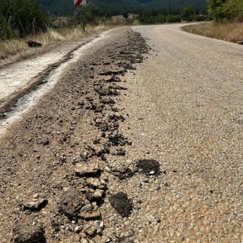 Asfalt Yol Ve Trafik Levhalarının Bozulması Ölümcül Tehlike Yaratıyor