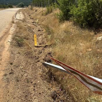 Asfalt Yol Ve Trafik Levhalarının Bozulması Ölümcül Tehlike Yaratıyor